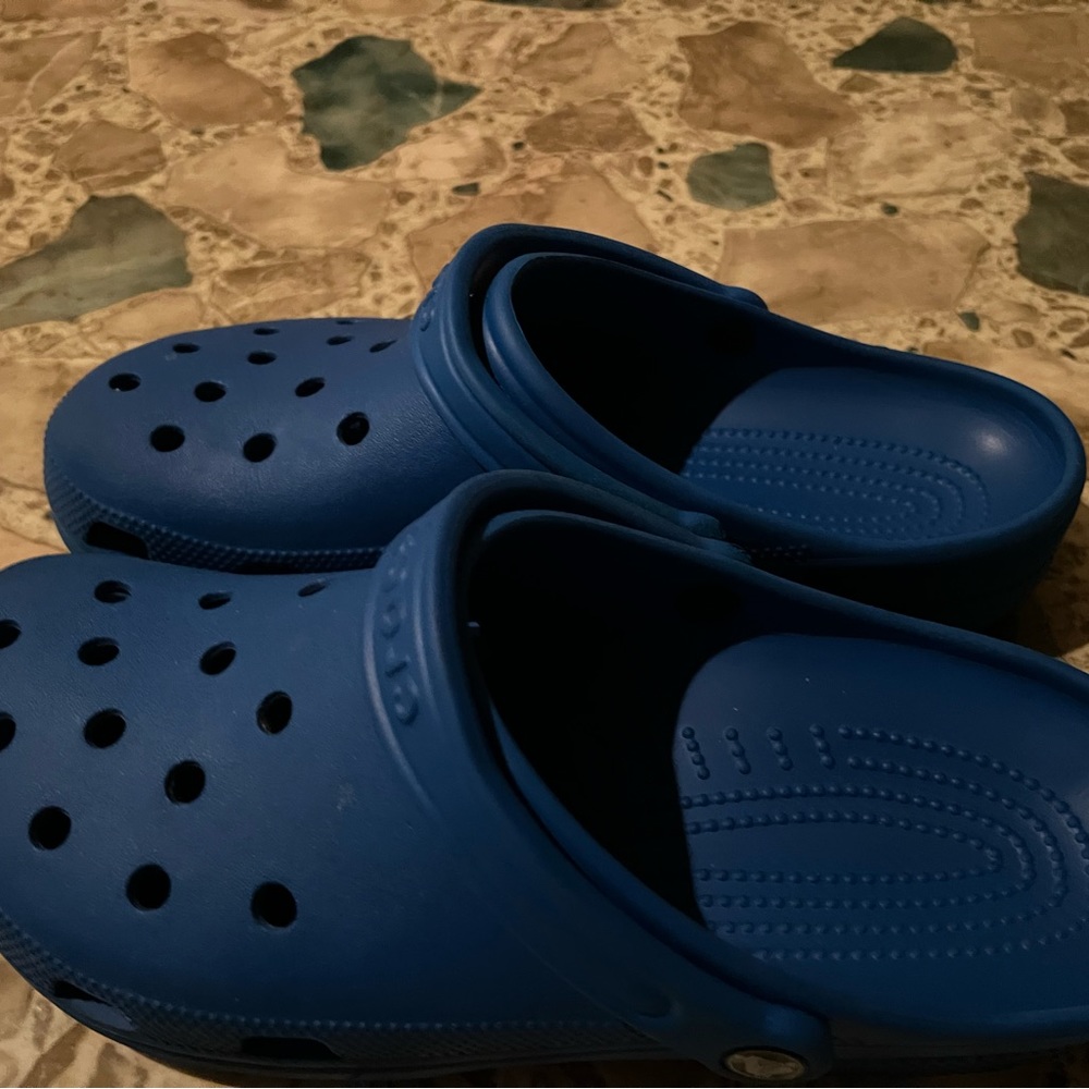 Crocs (blue)